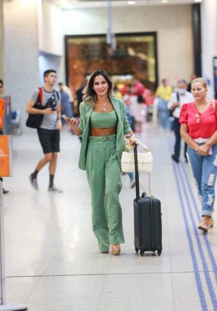 Maíra Cardi é flagrada desembarcando em aeroporto do RJ (Foto: AgNews)