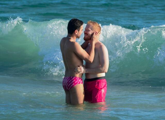Manoel, ex-Casa de Vidro do BBB 23, troca beijos com marido na praia (Foto: Webert Belecio / AgNews)
