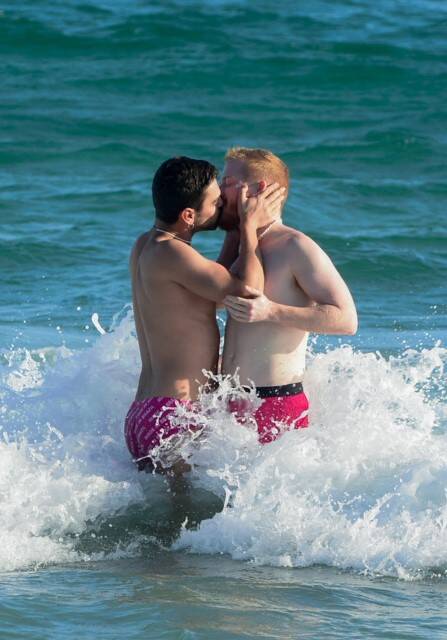 Manoel, ex-Casa de Vidro do BBB 23, troca beijos com marido na praia (Foto: Webert Belecio / AgNews)