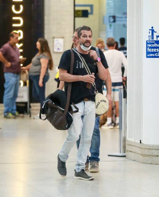 Marcelo Serrado é flagrado desembarcando em aeroporto no RJ (Foto: Vitor Eduardo / AgNews)