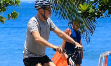 Marcos Caruso curte dia de sol para pedalar na orla de Ipanema