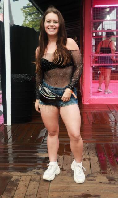 Solteira, Mari Bridi vai em show de Anitta com look transparente (Victor Chapetta / AgNews)