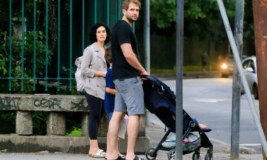Maria Flor passeia com marido e filho pelas ruas da zona sul do RJ