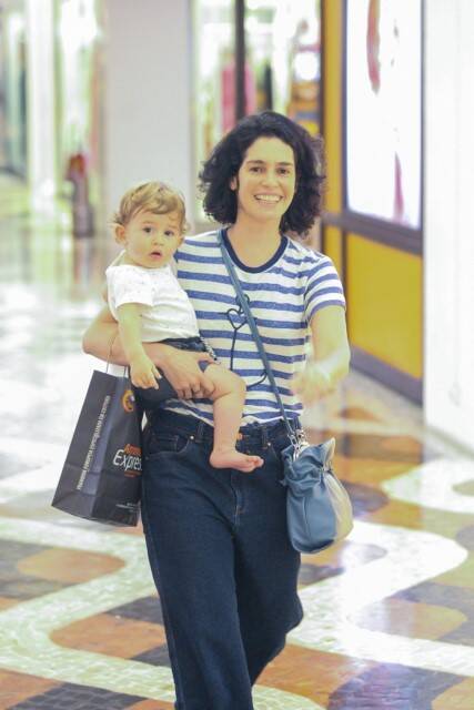 Maria Flor passeia por shopping do RJ com o filho no colo (Foto: Rodrigo Adao / AgNews)
