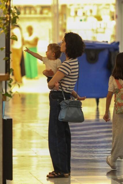 Maria Flor passeia por shopping do RJ com o filho no colo (Foto: Rodrigo Adao / AgNews)