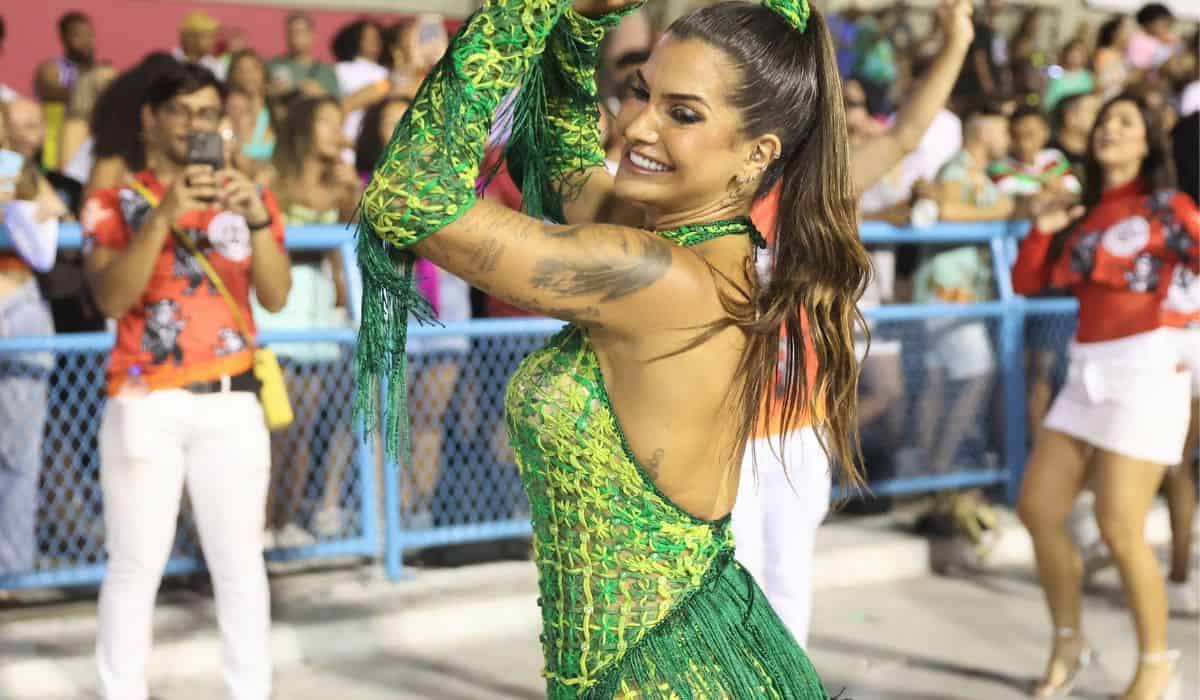Musa no Carnaval! Marina Ferrari exibe samba no pé na Sapucaí