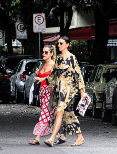 Mônica Martelli e Ingrid Guimarães curtem passeio juntas no RJ (Foto: Daniel Delmiro / AgNews)