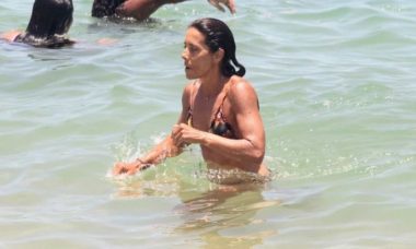 Jornalista do RJTV, Mônica Teixeira curte banho de mar nas férias