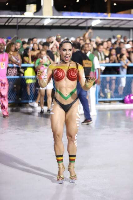 Mulher Melão desfila com corpo pintado em ensaio para o Carnaval (Foto: Daniel Pinheiro / AgNews)