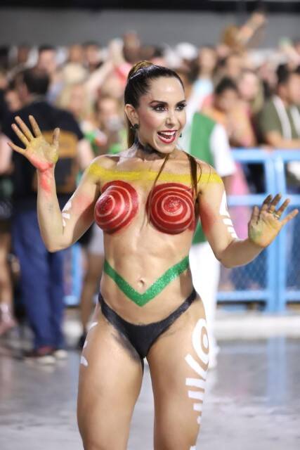 Mulher Melão desfila com corpo pintado em ensaio para o Carnaval (Foto: Daniel Pinheiro / AgNews)