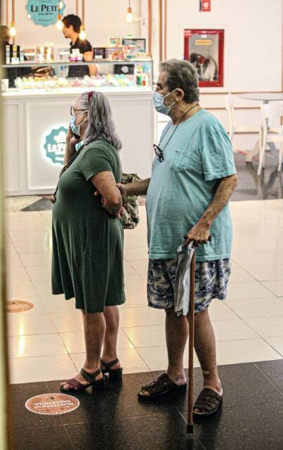 Otávio Augusto passeia de bengala com a esposa por shopping do RJ (Foto: Rodrigo Adao / AgNews)