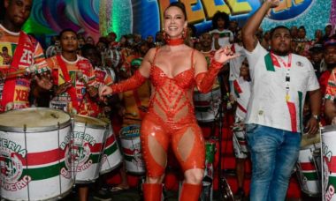 Paolla Oliveira cai no samba na quadra da Grande Rio: 'festa linda'