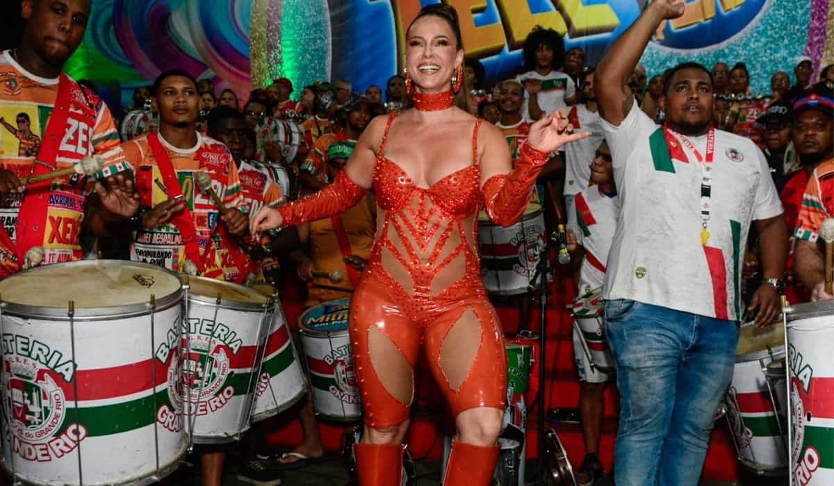 Paolla Oliveira cai no samba na quadra da Grande Rio: 'festa linda'