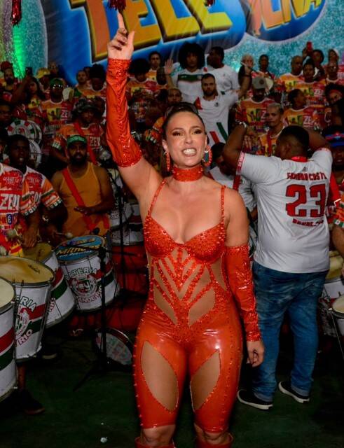 Paolla Oliveira cai no samba na quadra da Grande Rio: 'festa linda' (Foto: Webert Belecio / AgNews)