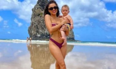 Paula Amorim posa com o filho em Noronha: 'primeira vez do Theo na praia'