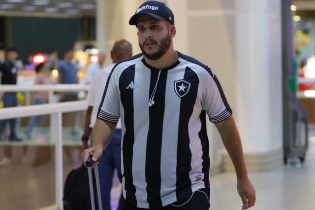 VIDAA! Pedro Certezas é flagrado em aeroporto do RJ (Foto: Victor Chapetta / AgNews)