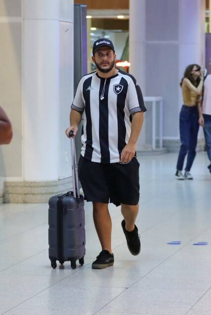 VIDAA! Pedro Certezas é flagrado em aeroporto do RJ (Foto: Victor Chapetta / AgNews)