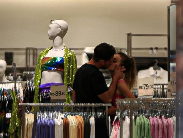 Recém separado, Rafael Cardoso é visto aos beijos com novo affair (Foto: Edson Aipim / AgNews)