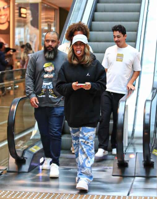 Rafaella Santos, irmã de Neymar, passeia com amigos por shopping do RJ (Foto: Edson Aipim / AgNews)