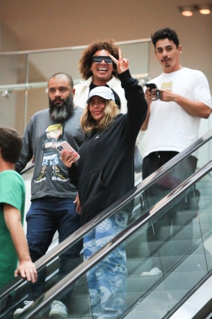 Rafaella Santos, irmã de Neymar, passeia com amigos por shopping do RJ (Foto: Edson Aipim / AgNews)
