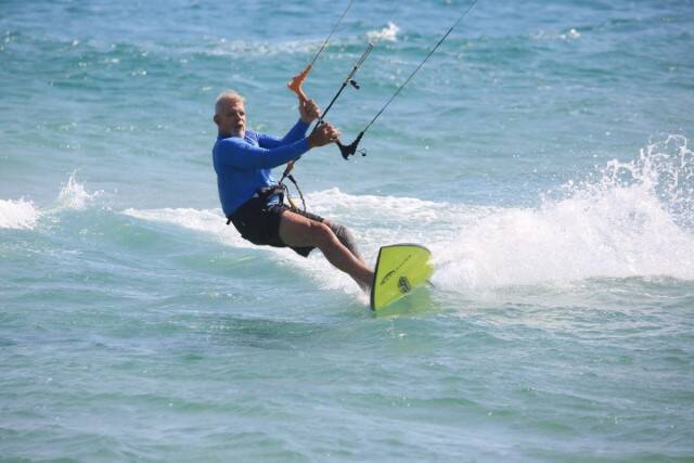 Aos 67 anos, Raul Gazolla é flagrado praticando Kitesurf no RJ (Foto: Fabricio Pioyani / AgNews)