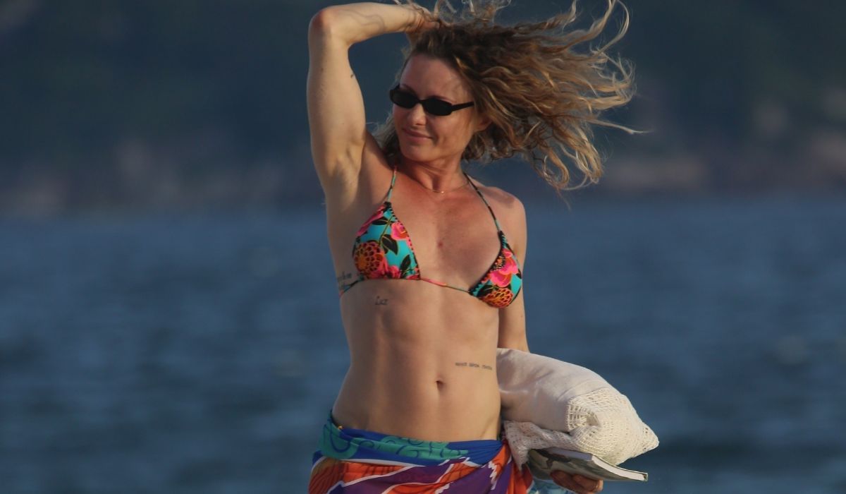 Aos 51 anos, Rita Guedes exibe corpão de biquíni em praia do RJ