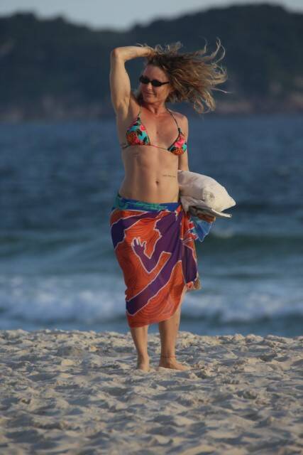 Aos 51 anos, Rita Guedes exibe corpão de biquíni em praia do RJ (Foto: Delson Silva / AgNews)