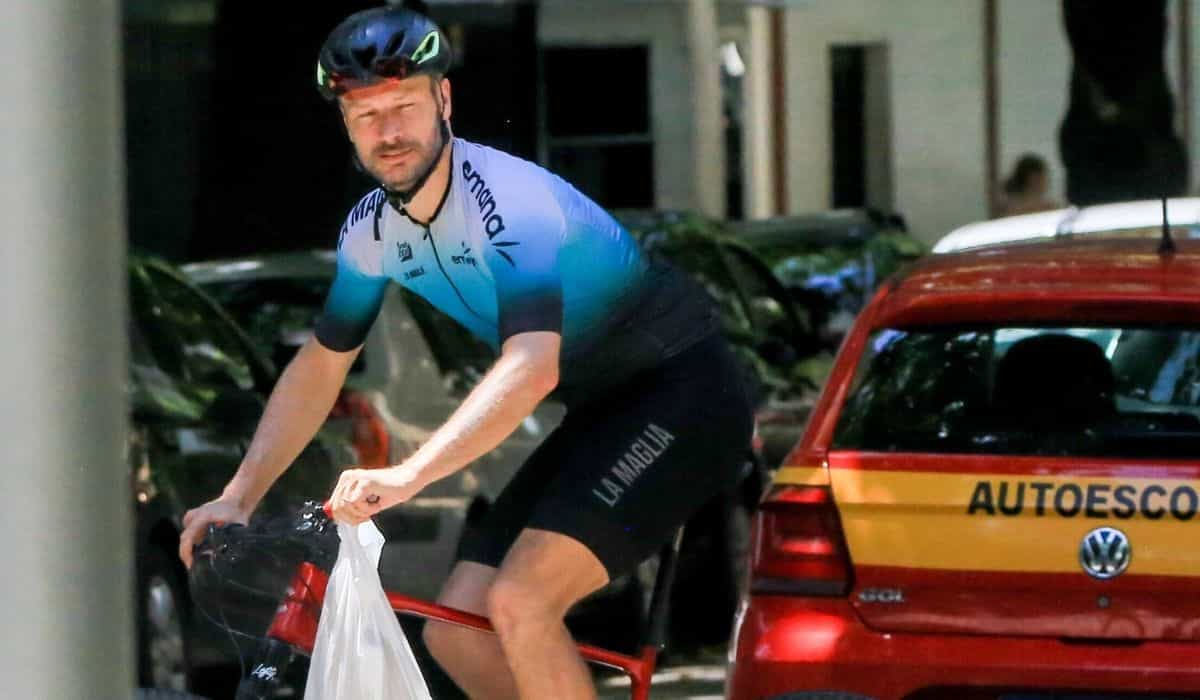 Rodrigo Hilbert é flagrado andando de bicicleta pelo Leblon
