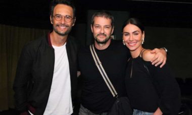 Rodrigo Santoro e esposa prestigiam peça de Marcelo Serrado no RJ