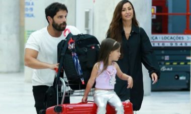 Sabrina Sato desembarca com marido e filha em aeroporto do RJ