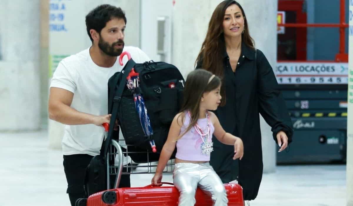 Sabrina Sato desembarca com marido e filha em aeroporto do RJ