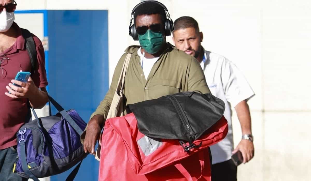 Seu Jorge é flagrado desembarcando em aeroporto do RJ