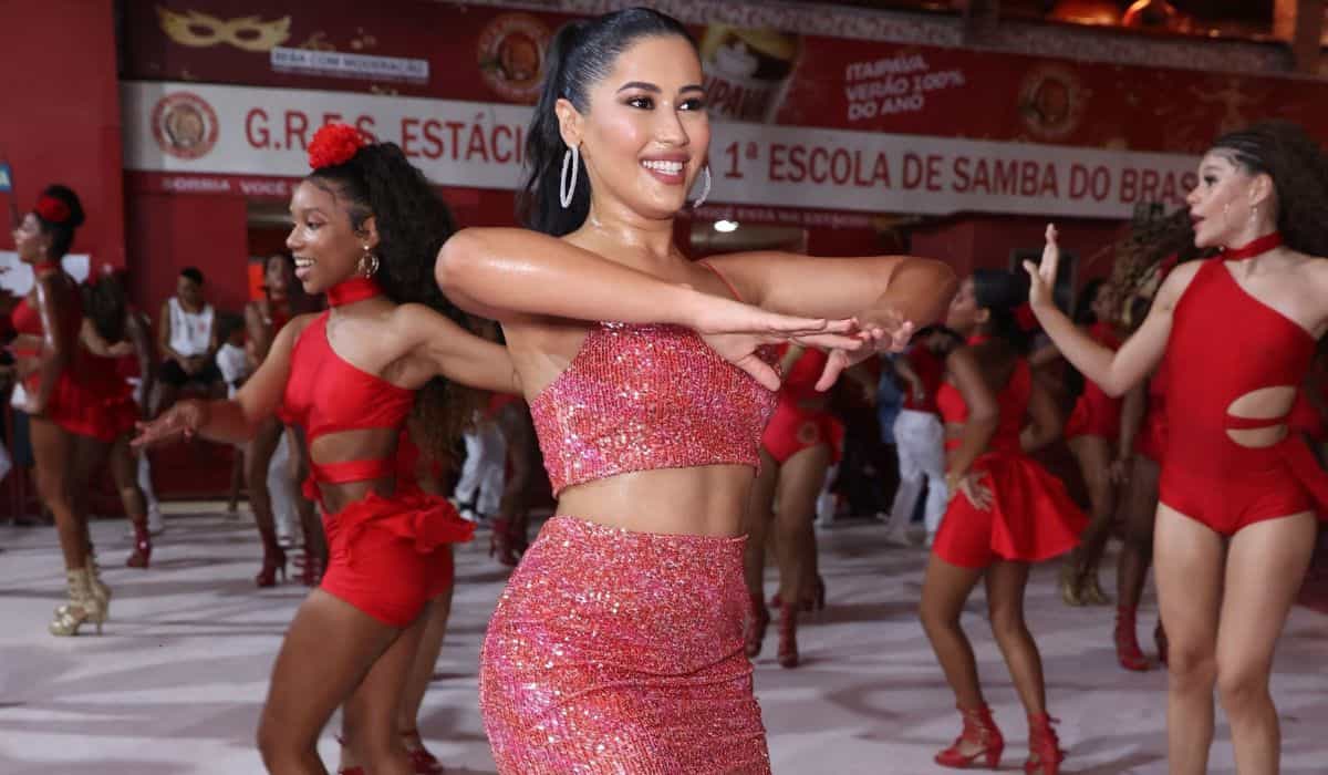 Thaynara exibe muito samba no pé durante ensaio de Carnaval