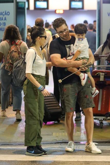 Thiago Fragoso desembarca com a família em aeroporto do RJ (Foto: Victor Chapetta / AgNews)