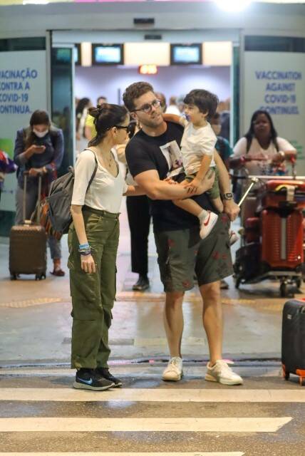 Thiago Fragoso desembarca com a família em aeroporto do RJ (Foto: Victor Chapetta / AgNews)