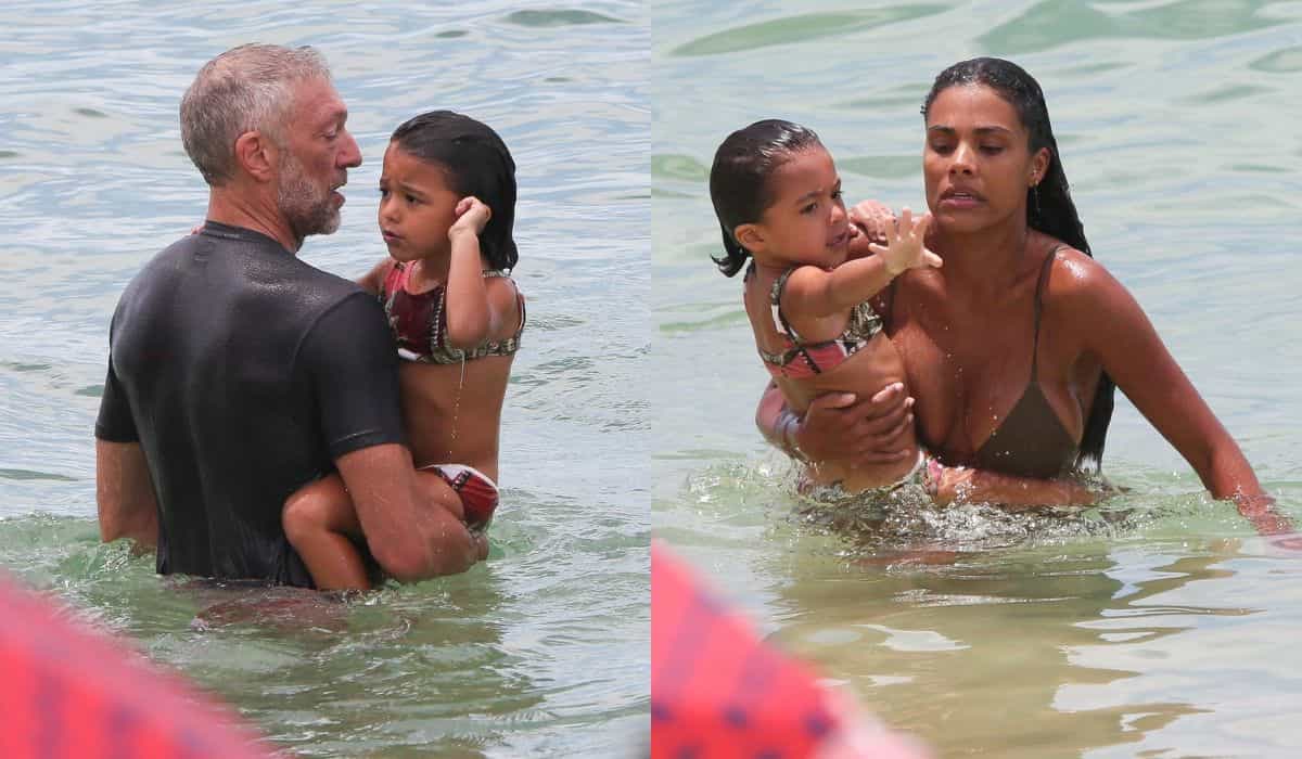 Vincent Cassel e Tina Kunakey curtem dia de praia com a filha no RJ