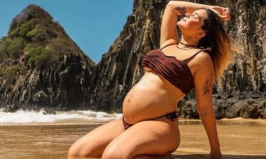 Viih Tube exibe barrigão da gravidez em Noronha: 'eu e ela'