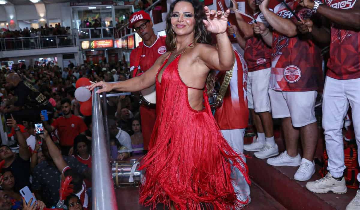 Vivi Araujo dá show de samba no pé em novo ensaio da Salgueiro