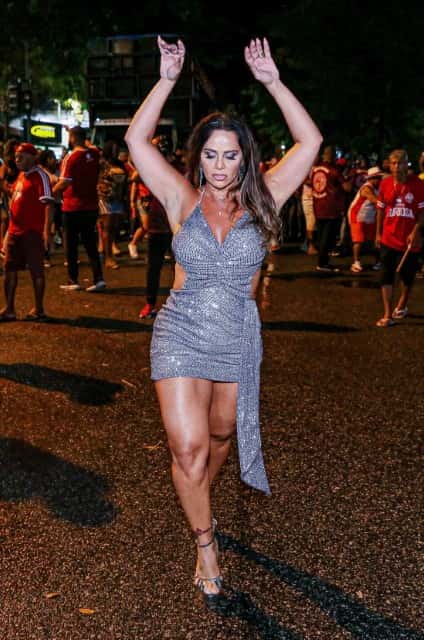 Vivi Araujo cai no samba em ensaio de rua da Salgueiro (Foto: Anderson Borde / AgNews)