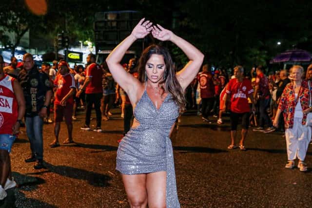 Vivi Araujo cai no samba em ensaio de rua da Salgueiro (Foto: Anderson Borde / AgNews)