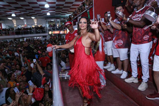 Vivi Araujo dá show de samba no pé em novo ensaio da Salgueiro (Foto: Anderson Borde / AgNews)