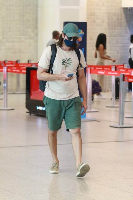 Vladimir Britcha é visto desembarcando em aeroporto do RJ (Foto: Vitor Eduardo / AgNews)