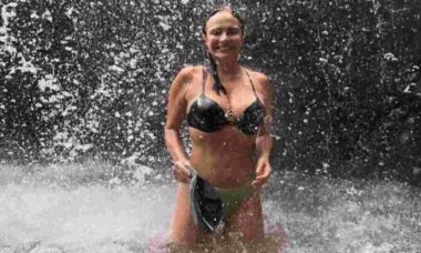 Aos 61 anos, Luiza Tomé curte banho de cachoeira e exibe corpão