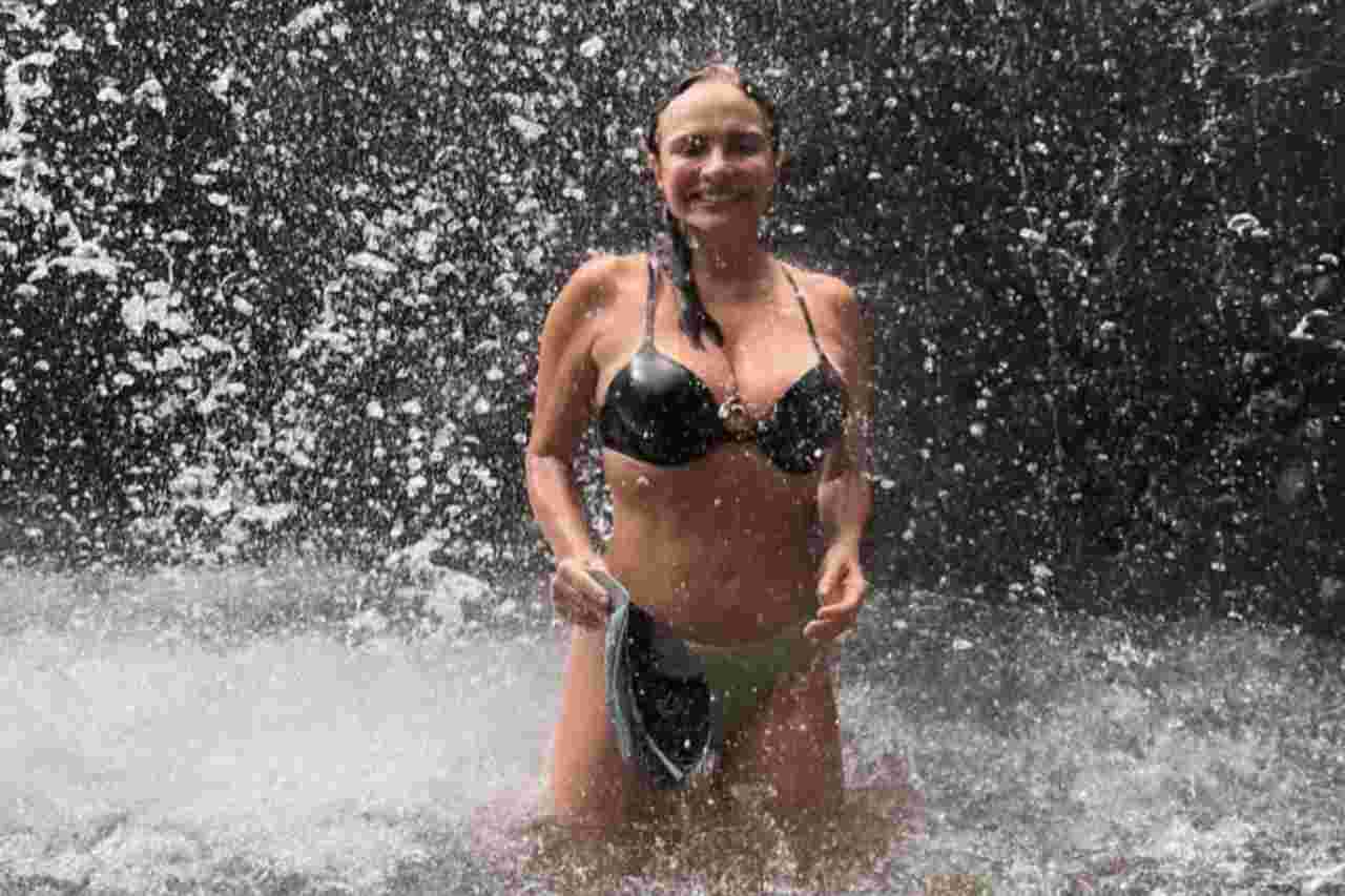 Aos 61 anos, Luiza Tomé curte banho de cachoeira e exibe corpão