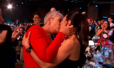 Vídeo: Jamie Lee Curtis dá o maior beijo em Michelle Yeoh após ganhar o SAG Awards