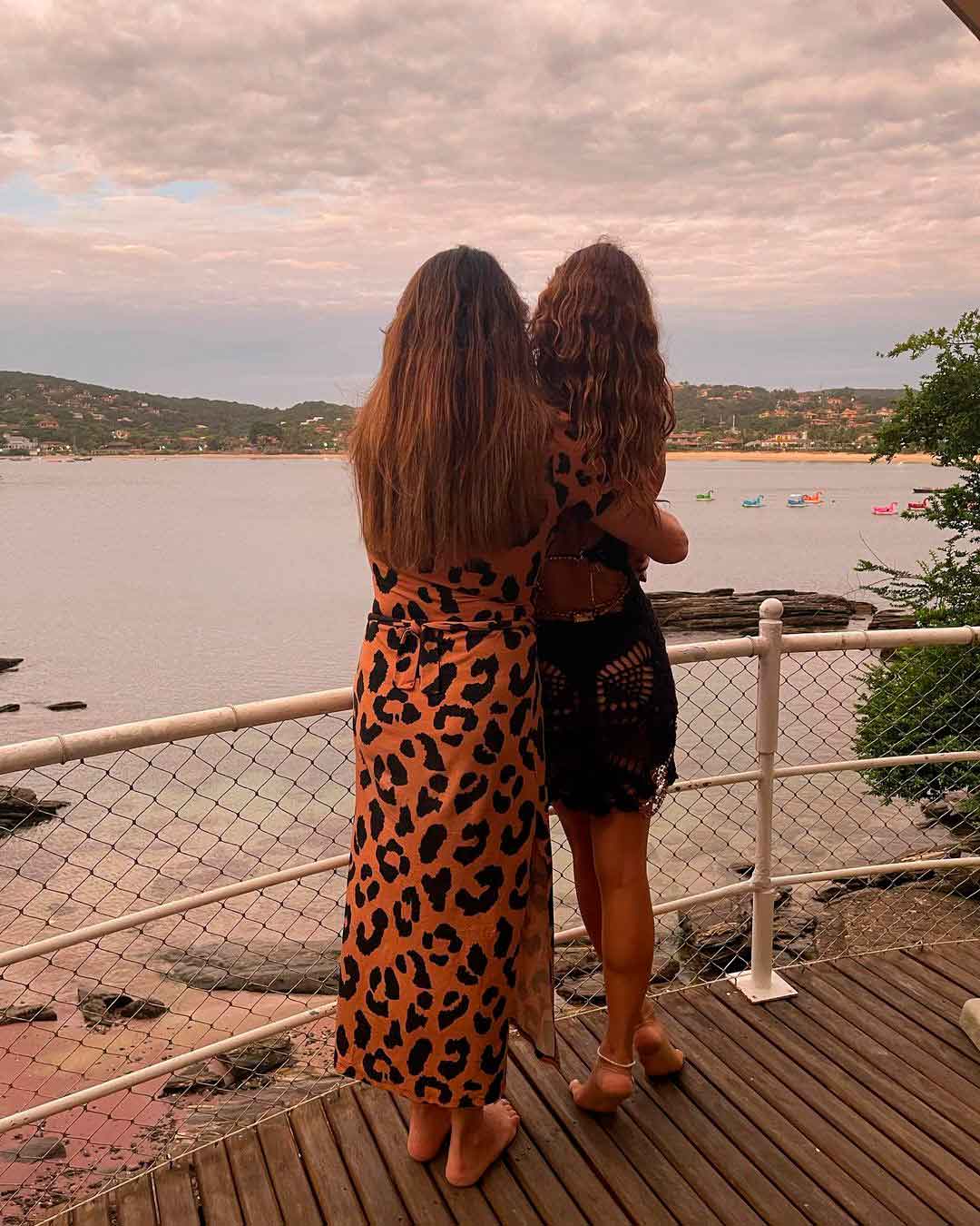 Isis Valverde e mãe encantam ao posar de biquíni em Búzios . Foto: Reprodução Instagram
