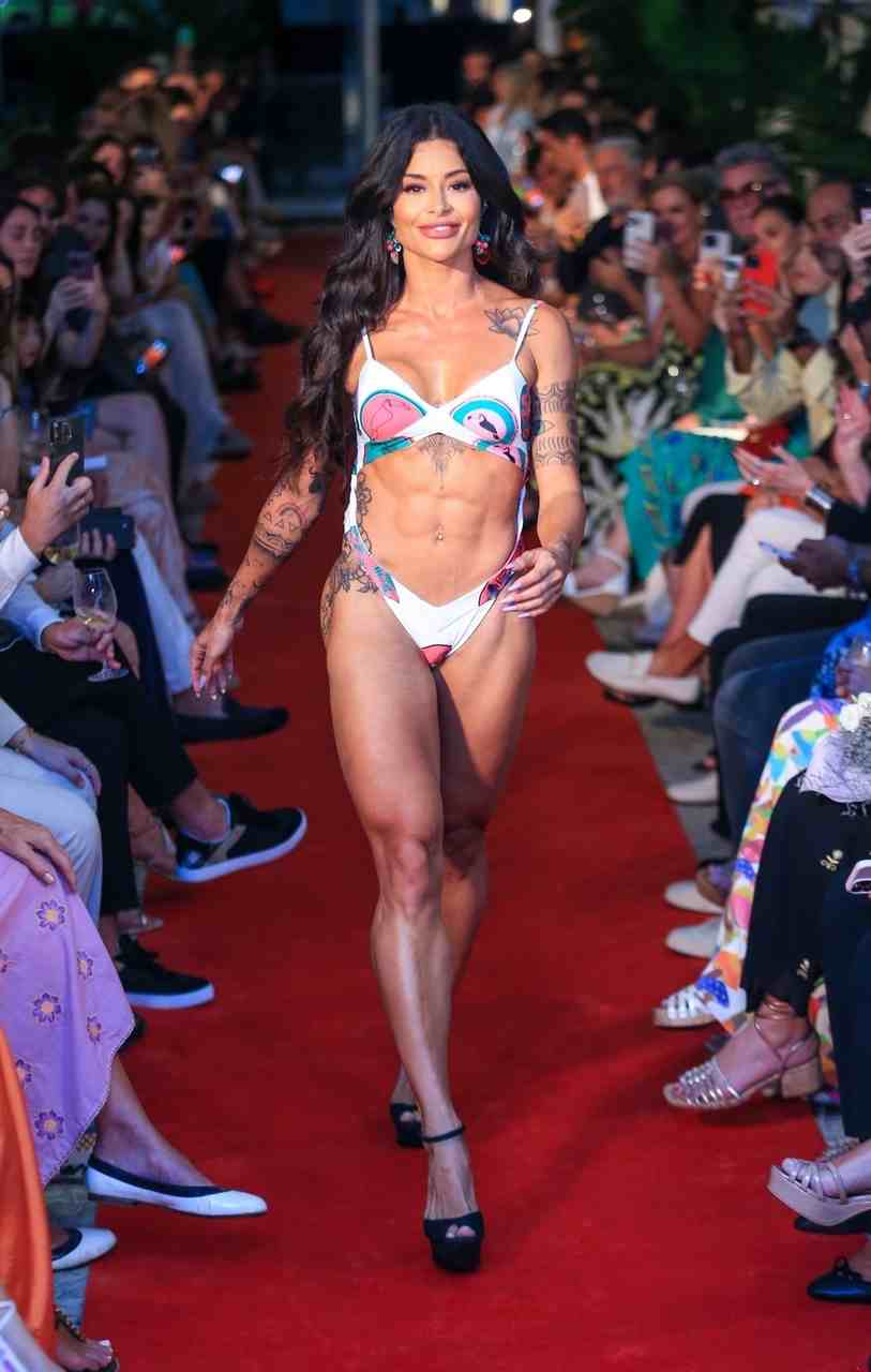 Aline Campos Exibe Corpão Em Desfile De Marca De Luxo No Rio