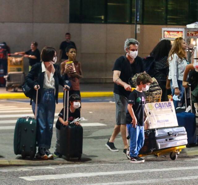 Alexandre Nero é flagrado desembarcando com a família no RJ (Foto: AgNews)