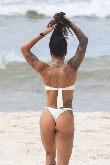 Aline Campos exibe corpo sarado de biquíni branco em praia do RJ (Foto: Dilson Silva / AgNews)