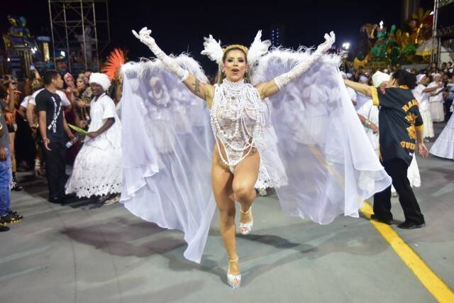 Ana Paula Minerato cai no samba com body fio-dental cavadíssimo (Foto: Leo Franco / AgNews)